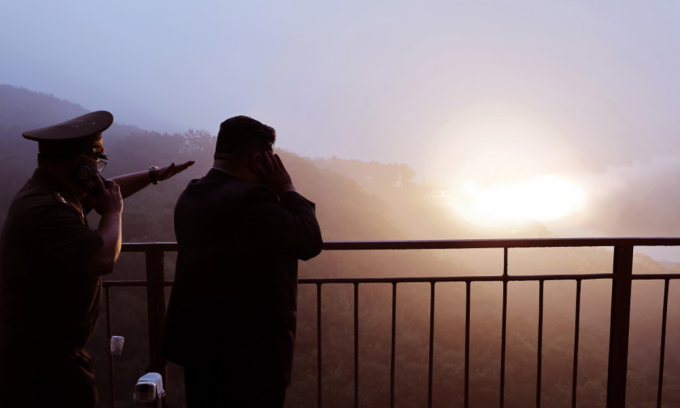 Ông Kim Jong-un thị sát vụ thử động cơ tên lửa hôm 8/9. Ảnh: KCNA