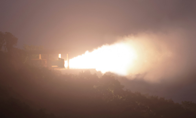 Luồng lửa phát ra từ vụ thử nghiệm động cơ tên lửa hôm 8/9. Ảnh: KCNA