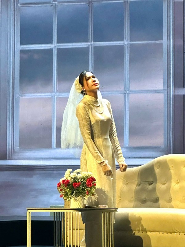 Trước "Gió ngang khoảng trời xanh", Trúc Mai (tên thật Đào Thanh Mai), là gương mặt diễn viên được yêu thích trên màn ảnh nhỏ những năm 2005 - 2009. Cô được biết đến qua một số bộ phim như: Người đàn bà thứ hai, Đi qua bóng tối, Những đứa con biệt động Sài Gòn, Hãy nói lời yêu...