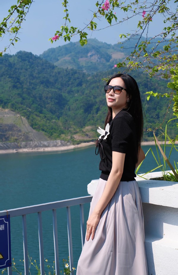 Nếu trên phim, Trúc Mai mang vẻ đẹp sắc sảo thì ngoài đời, cô lại vẻ đẹp dịu dàng.