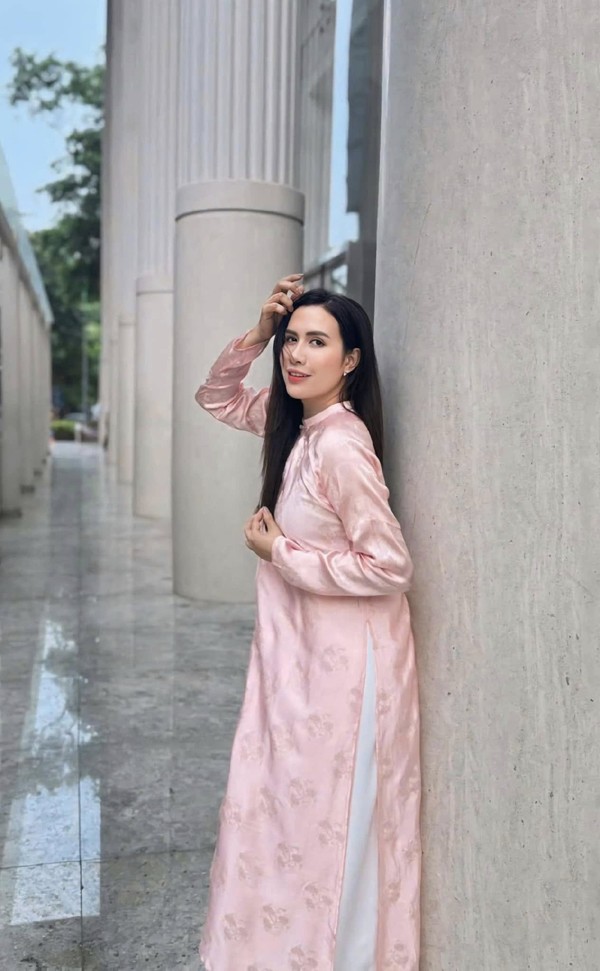 Nhờ chăm sóc sức khỏe lẫn tập luyện nên Trúc Mai giữ được vẻ đẹp tươi trẻ và thanh lịch.