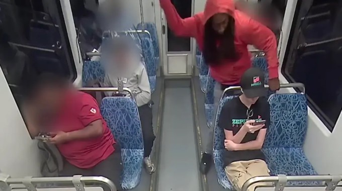 Khoảnh khắc nghi phạm đâm Zarutska trên tàu điện hôm 22/8. Ảnh chụp màn hình