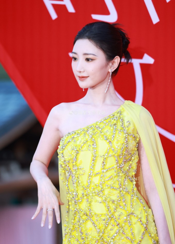 Một số ngôi sao nữ trẻ trung góp mặt tại sự kiện. Mao Hiểu Đồng gây ấn tượng với bộ đầm đính sequin nổi bật.