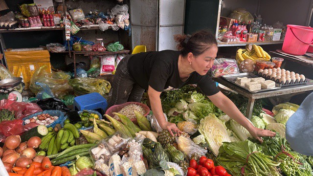 Tiểu thương tại chợ làng Cốm Vòng cho biết, nguồn rau từ ngoại thành về ít, giá buộc phải tăng. Ảnh: Đan Tâm.