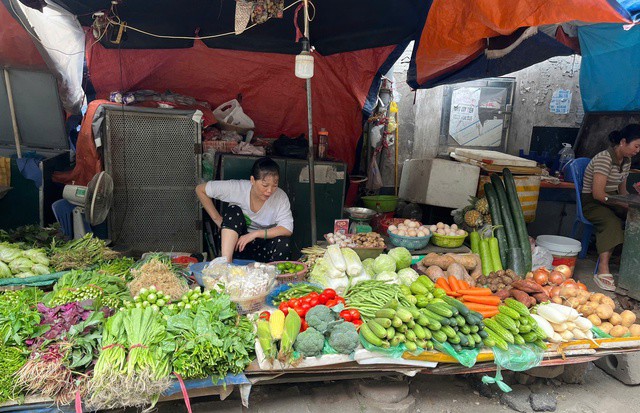 Rau xanh tăng giá, nhiều tiểu thương chuyển hướng sang bán khoai, bí, cà rốt, su su thay thế. Ảnh: Đan Tâm.