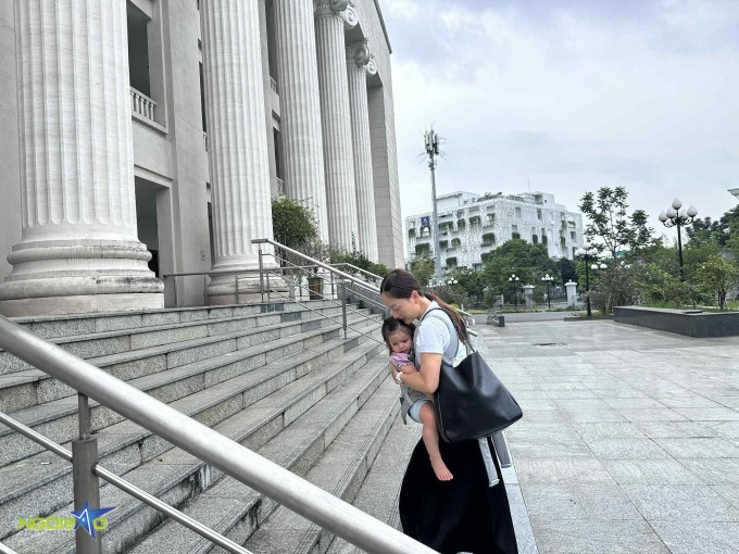 Em bé Mia tỏ ra ngoan ngoãn, không quấy khóc, chỉ đòi ăn và uống nước khi mẹ làm việc với các thư ký tòa án.
