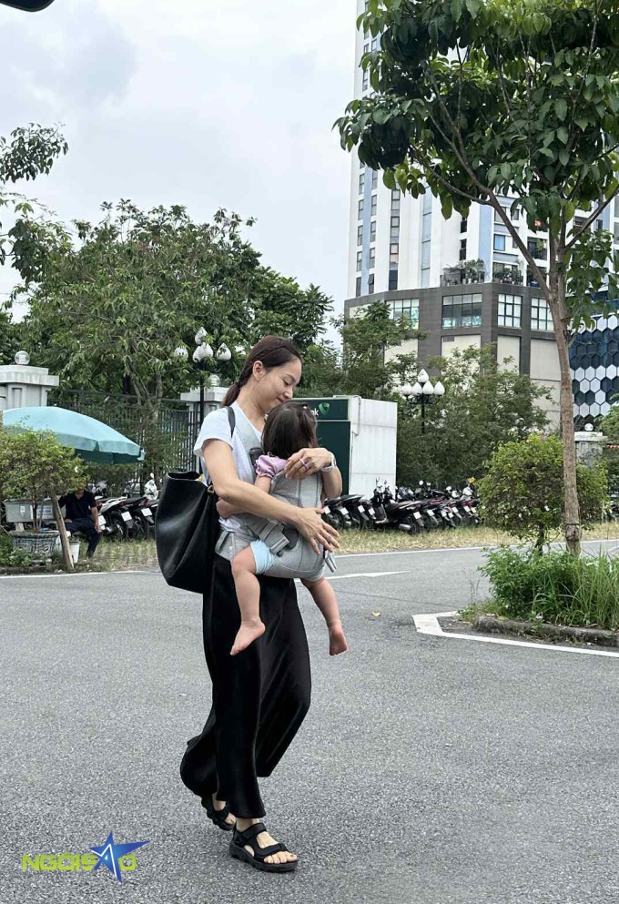 Lan Phương cho biết đưa con theo cùng vì Mia bị sốt, cô không gửi được bé cho ai trông hộ.