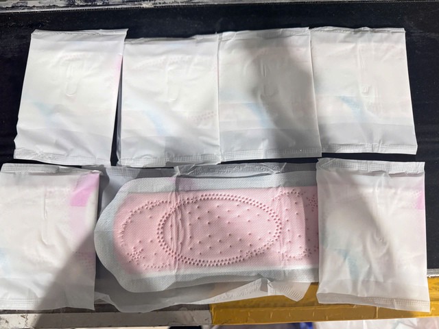 Cận cảnh băng vệ sinh giả.