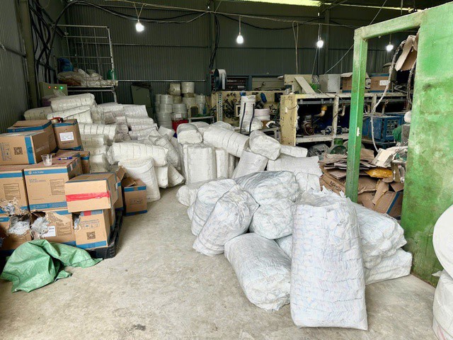 Ngày 9/9, Cục Quản lý và Phát triển thị trường trong nước cho biết, lực lượng chức năng vừa triệt phá 1 cơ sở sản xuất băng vệ sinh phụ nữ, bỉm trẻ em giả các nhãn hiệu nổi tiếng bằng công nghệ thô sơ tại Thái Nguyên.