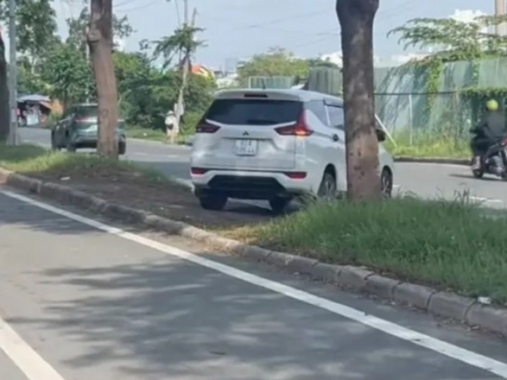 TP.HCM: Tài xế cho xe leo dải phân cách cứng trên đường Nguyễn Văn Linh