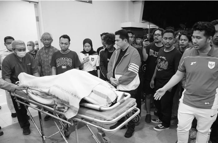 Ông Thohir có mặt để gặp gia đình nạn nhân (Ảnh: Trang cá nhân ông Thohir)