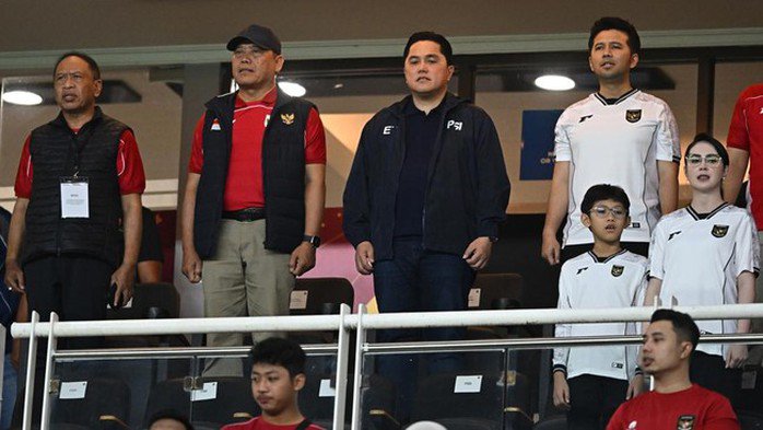 Ông Thohir (thứ 3 từ trái qua) trong trận giao hữu của Indonesia với Lebanon (Ảnh: CCN Indoensia)