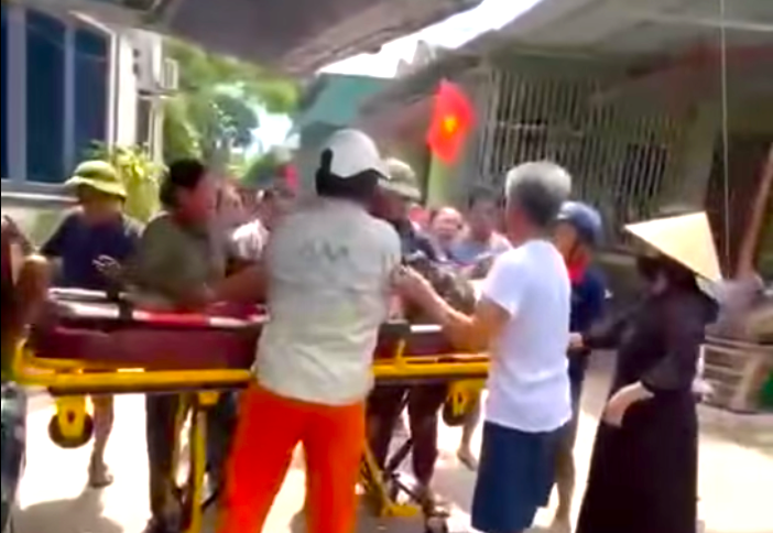 Người dân đưa ông N. đi bệnh viện cấp cứu. Tuy nhiên do bị ong đốt quá nặng, nạn nhân đã tử vong.