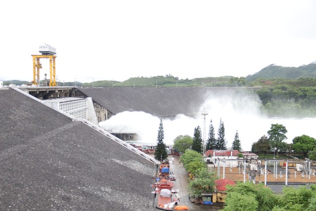 20 giờ tối nay 9-9, Công ty Cổ phần Thủy điện Thác Bà thực hiện mở 2 cửa xả mặt