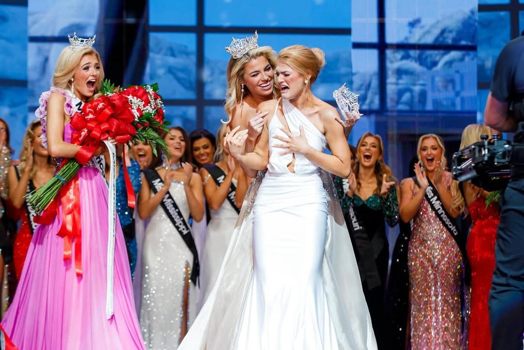 Chung kết cuộc thi Miss America - Hoa hậu Mỹ 2026 diễn ra với chiến thắng thuộc về người đẹp Cassie Donegan. Cô là người đẹp thứ tám đến từ bang New York đăng quang danh hiệu có tuổi đời 104 năm. Cuộc thi có sự tham dự của 52 người đẹp đại diện cho các bang của nước Mỹ.