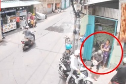 Xe máy - Xe đạp - Clip: Dở khóc dở cười pha "giật cô hồn", hai thanh niên lao xe vào cảnh sát