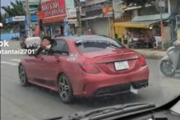 Truy tìm lái xe Mercedes 'quậy' trên đường