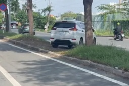 TP.HCM: Tài xế cho xe leo dải phân cách cứng trên đường Nguyễn Văn Linh