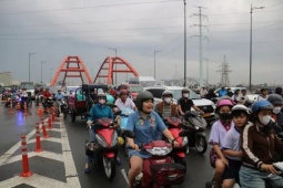 TP.HCM: Mở lại lối xuống cầu Bình Lợi vì ùn tắc nghiêm trọng