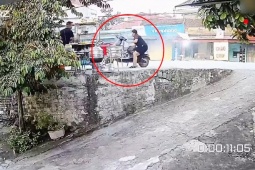 Clip: Người đàn ông vừa ra cửa đã bị cặ…