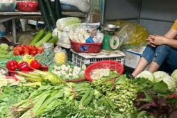 Thị trường - Tiêu dùng - Rau muống 25.000 đồng/bó, bà nội trợ ngậm ngùi thắt chặt chi tiêu