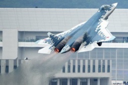 Màn nhào lộn ngoạn mục của Su-57 gây choáng ngợp trên không