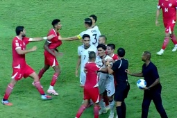 Bóng đá - ĐT Indonesia “giao lưu võ thuật” với ĐT Lebanon, biến sân cỏ thành sàn đấu