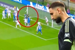 Bóng đá - Thủ môn Donnarumma "tấu hài" như Onana, Man City lo lắng trước derby với MU