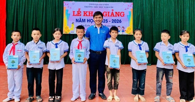 Quỹ khuyến học FOBIC trao 22.315 cuốn vở: Chắp cánh ước mơ cho học sinh vùng cao