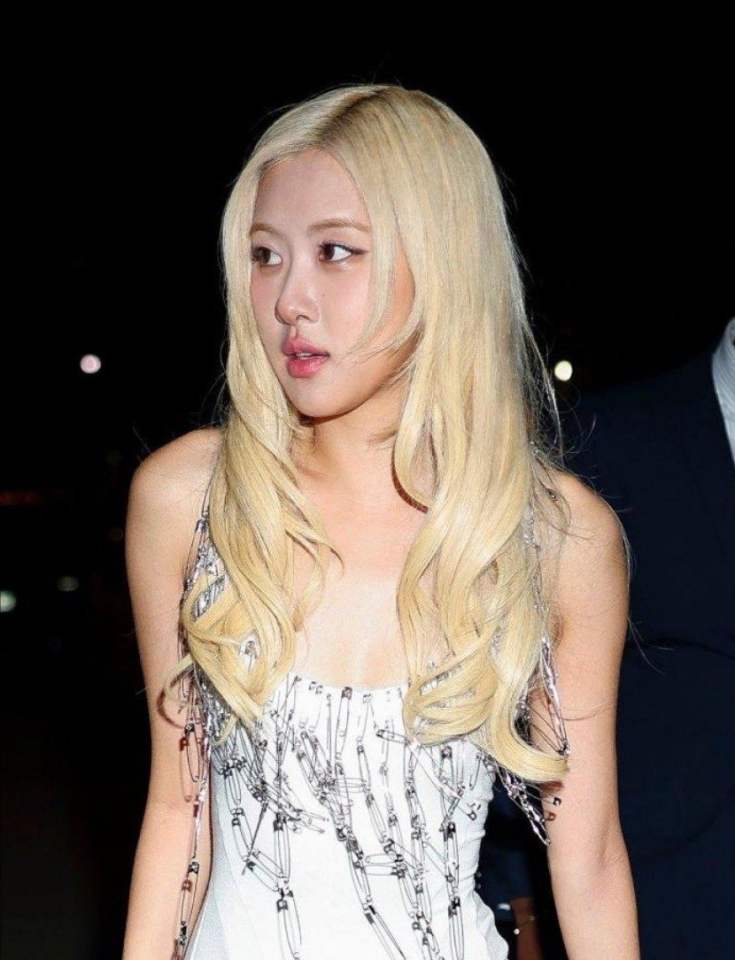 Đường cong của Rosé (BlackPink) - 8