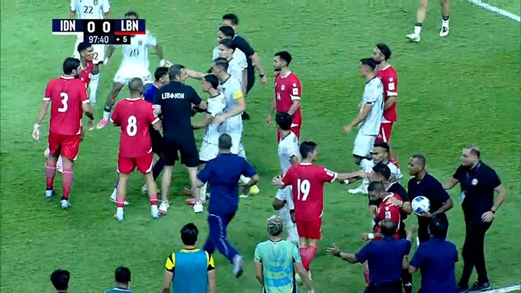 Cầu thủ hai đội không giữ được bình tĩnh, lao vào màn xô xát quyết liệt cuối trận