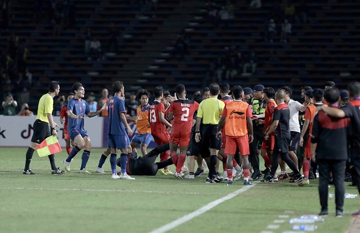 Khán giả ngày càng ngán ngẩm với những trận bóng nhuốm màu bạo lực phi thể thao