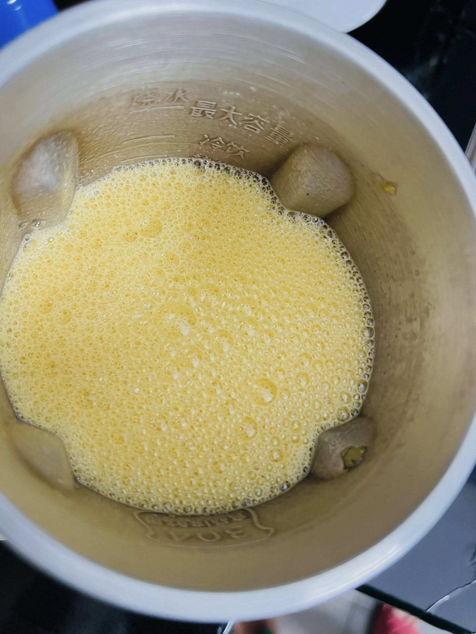 Múc 1/2 hỗn hợp đem xay nhuyễn rồi đổ ra đun nhỏ lửa.