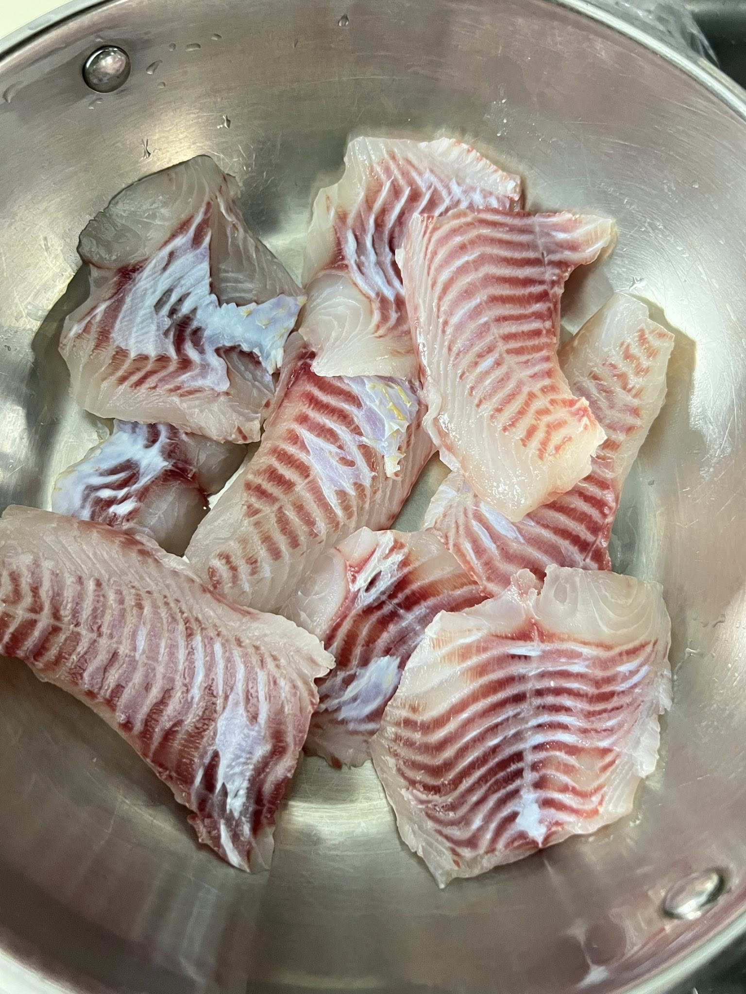 Phi lê cá, chỉ lấy phần nạc lưng.