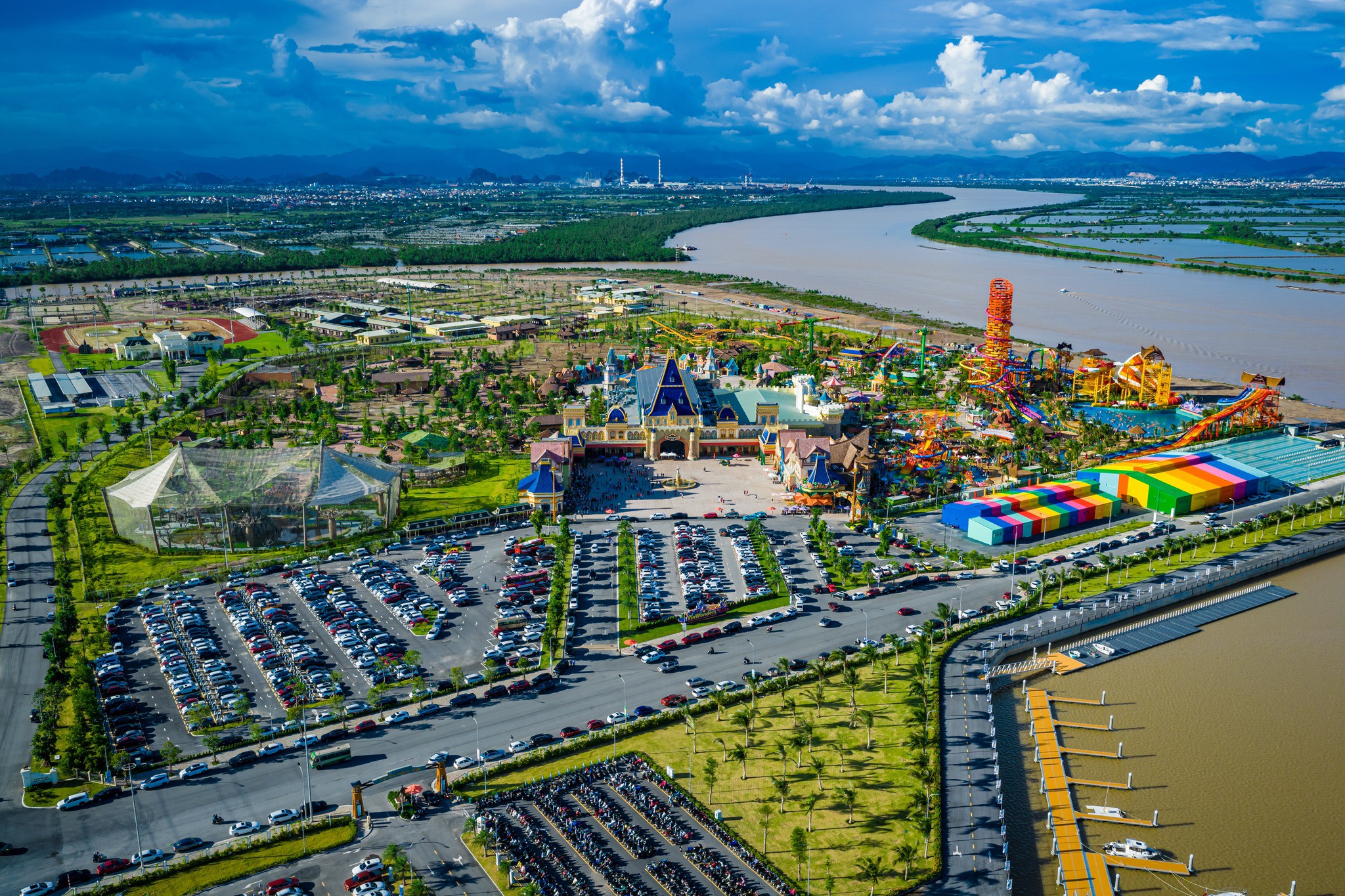 &nbsp;Tuyến phố thương mại, tài chính tại Vinhomes Royal Island có thể vận hành 365 ngày/năm