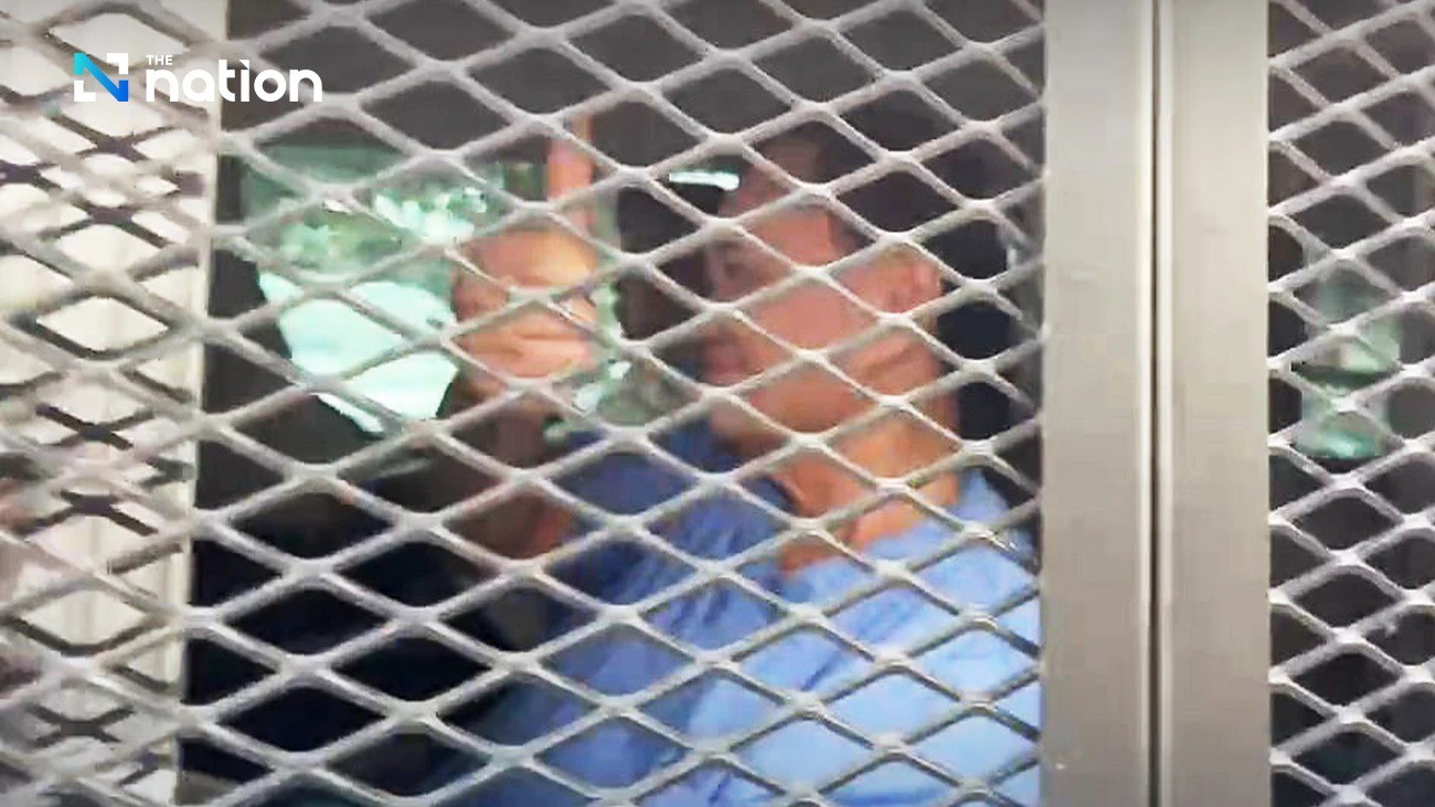 Cựu Thủ tướng Thái Lan Thaksin Shinawatra được đưa lên xe chở phạm nhân (ảnh: Nation Thailand)