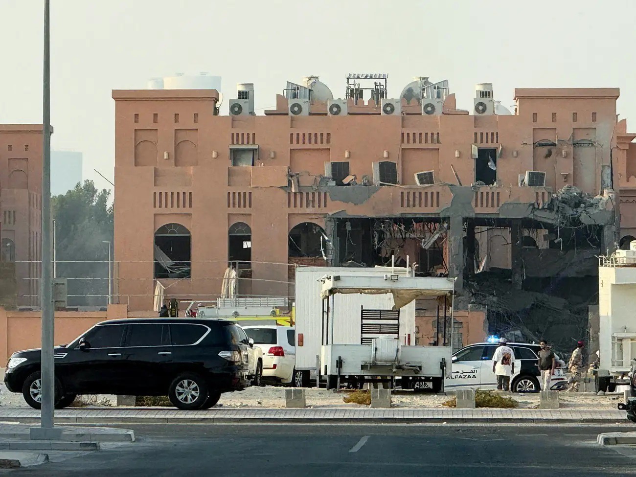 Tòa nhà ở Doha bị hư hại sau đòn không kích của Israel (ảnh: Reuters)