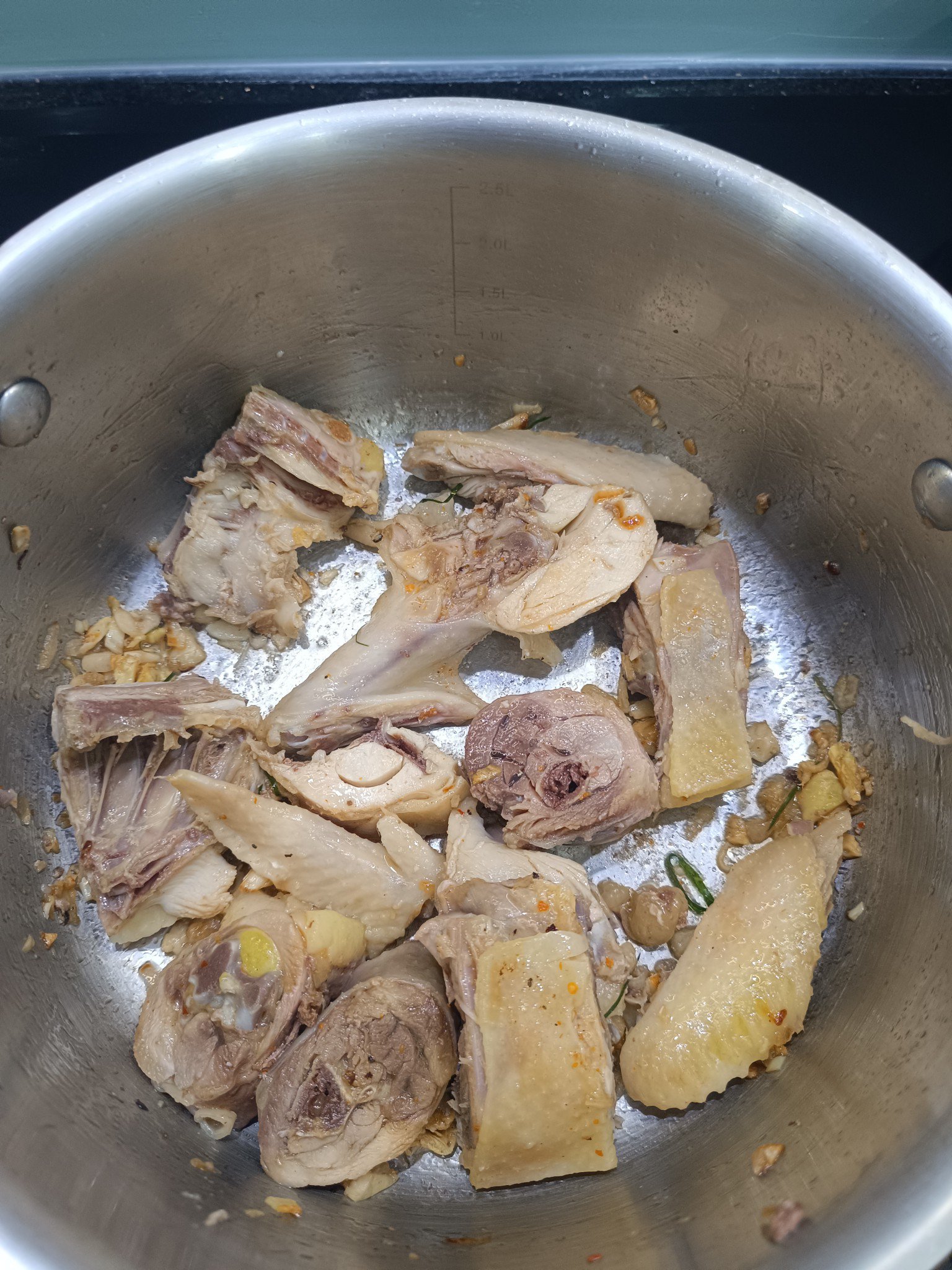 Gà ướp với bột canh, ớt, hành tỏi giã nhỏ khoảng&nbsp;30 phút.&nbsp;Phi thơm hành tỏi, xào săn thịt gà rồi trút thêm nước dùng vào ninh tầm 20 phút.