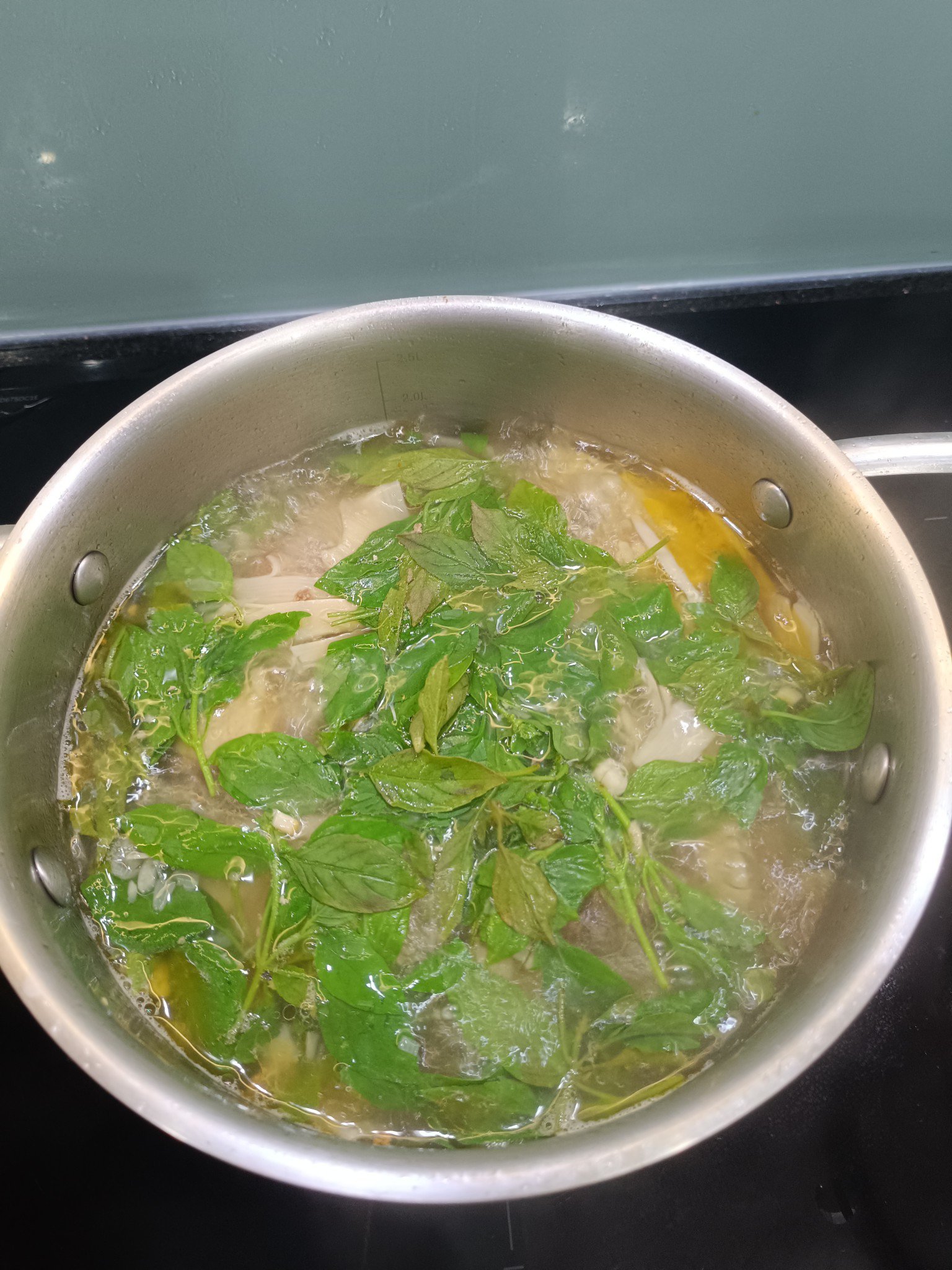 Khi gà chín mềm, nêm nếm lại gia vị cho vừa miệng, thả lá é vào nồi đảo đều là có thể thưởng thức.