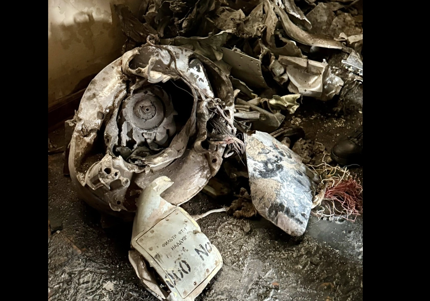 Các mảnh vỡ của tên lửa hành trình Iskander-K. Mẫu tên lửa được cho là Nga sử dụng trong vụ tập kích đêm ngày 7/9, khiến tòa nhà chính phủ Ukraine bị hư hại. Ảnh: Kyiv Post.