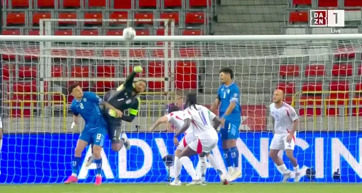 Thủ môn Donnarumma "tấu hài" như Onana, Man City lo lắng trước derby với MU - 1