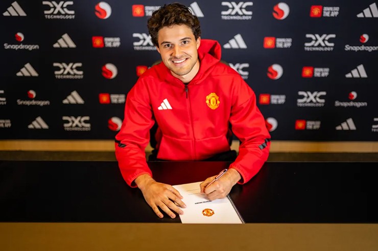 Man Utd mới ký hợp đồng với Senne Lammens từ Royal Antwerp vào ngày cuối cùng của kỳ chuyển nhượng.