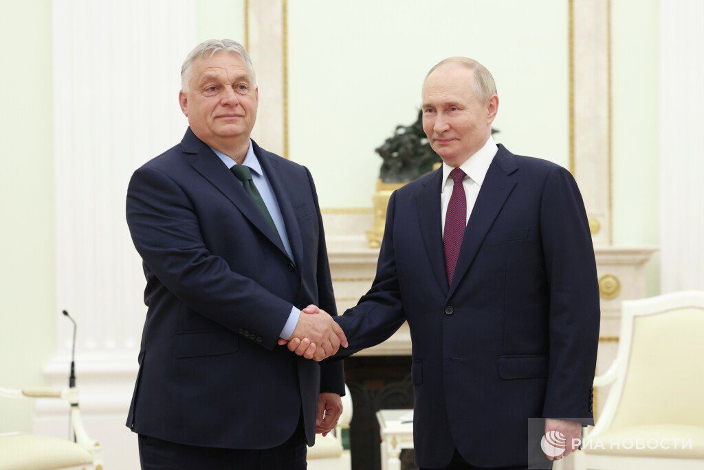Thủ tướng Hungary Viktor Orban bắt tay Tổng thống Nga Vladimir Putin ở Moscow vào ngày 5/7/2024. Ảnh: RIA Novosti.