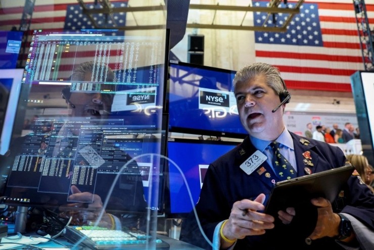 Nhân viên giao dịch trên sàn chứng khoán New York (NYSE). Ảnh: Reuters