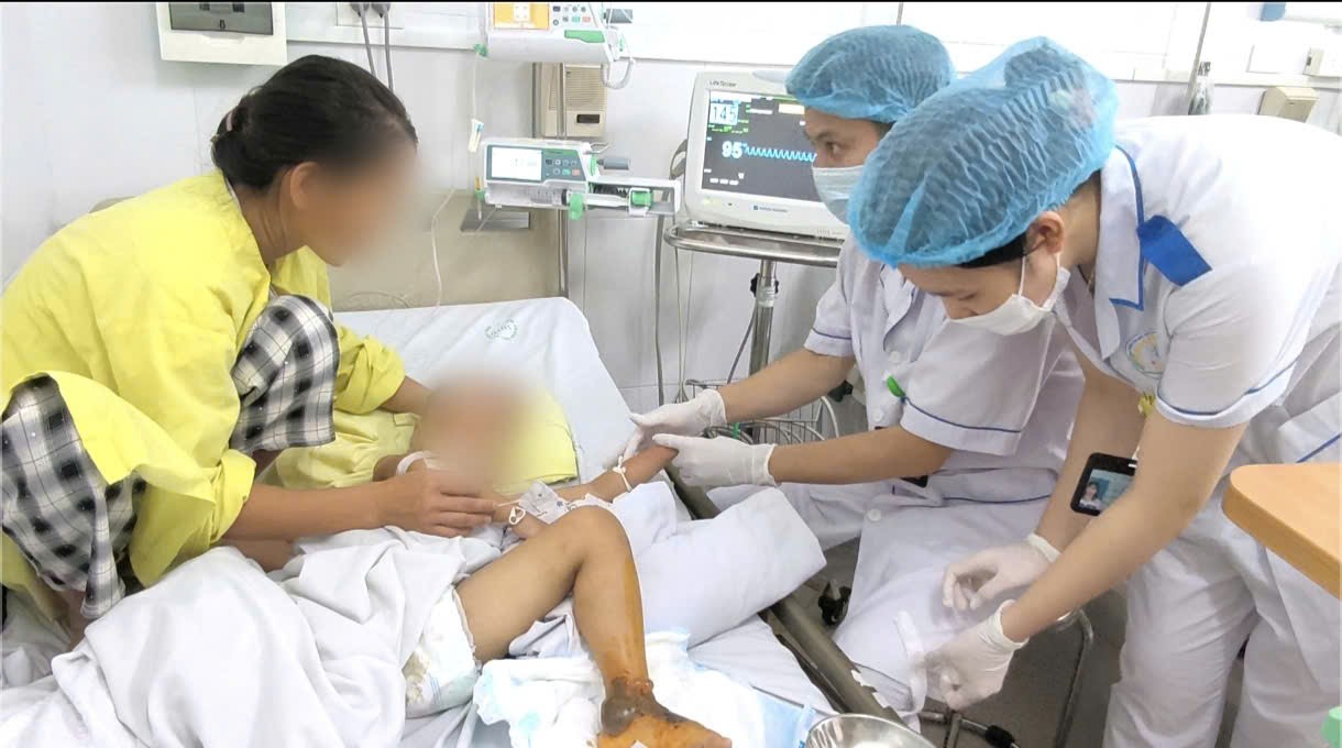 Bác sĩ thăm khám cho bệnh nhân. 