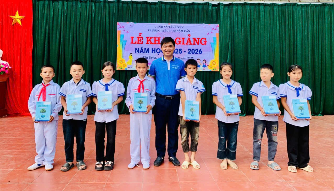 Quỹ khuyến học FOBIC trao 22.315 cuốn vở: Chắp cánh ước mơ cho học sinh vùng cao - 1