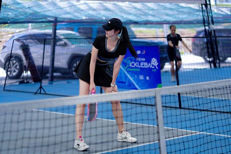 Huyền My say sưa tập luyện pickleball