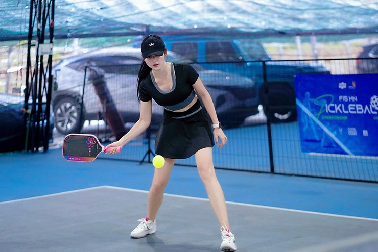 Á hậu Huyền My say sưa tập pickleball, ca sĩ Minh Hằng bị đập vợt trúng mặt - 1