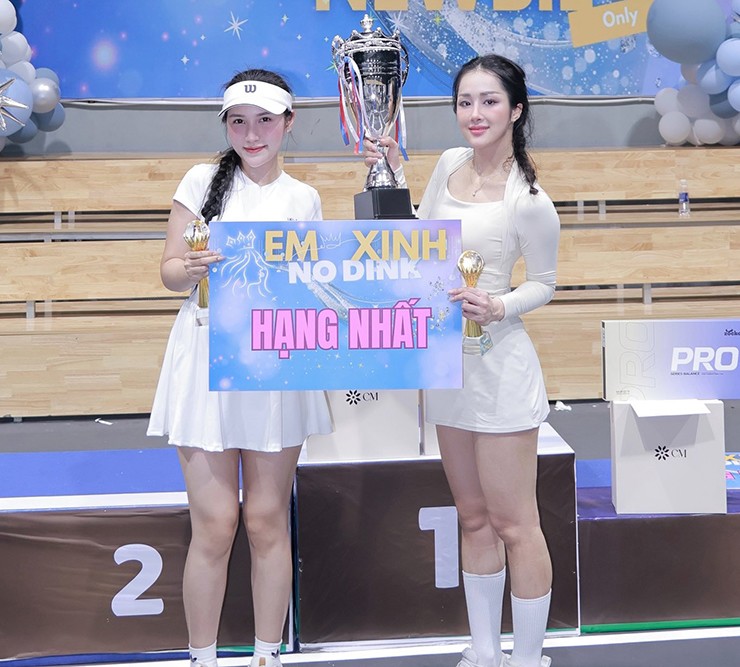 Hà Vy cùng đồng đội giành chức vô địch