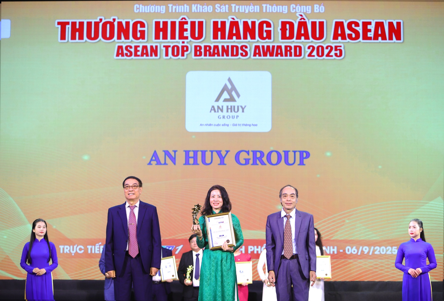 Phó Tổng Giám đốc An Huy Group, Bà Phạm Thị Lan, đại diện nhận cúp và bằng khen vinh danh "Thương hiệu Uy tín hàng đầu Châu Á 2025" tại buổi lễ Asean Top Brands Award 2025.